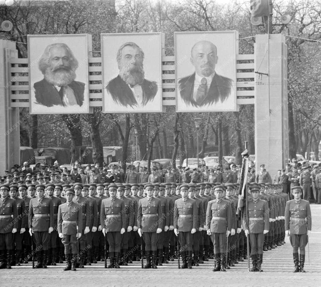 Ünnep - Katonai díszszemle hazánk felszabadulásának 20. évfordulóján