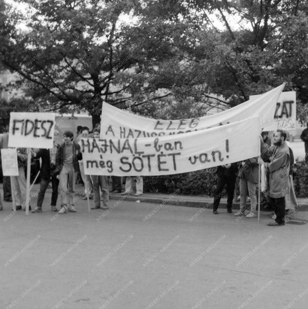 Tüntetés - Nyomatott sajtó - Sajtófoglalás, toborzógyűlés Szolnokon