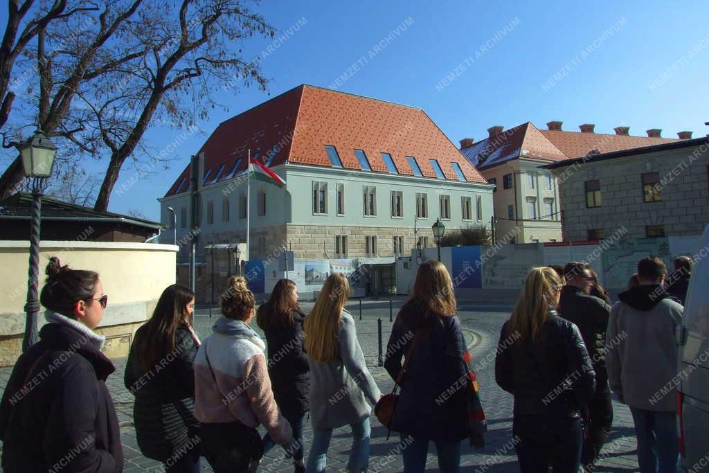 Turizmus  - Budapest - Városnéző fiatalok a Várban