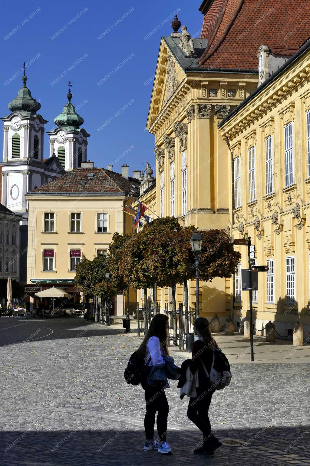 Városkép - Székesfehérvár - Gimnazisták a Városház téren