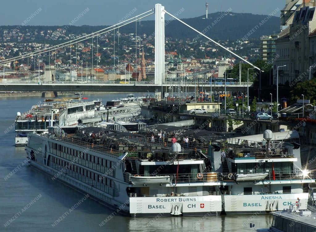 Turizmus - Budapest - Külföldi hotelhajók a fővárosban