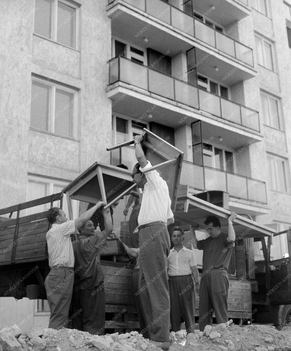 Társadalom - Új lakást kapott Hermann Ferenc esztergályos