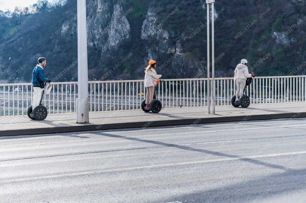 Idegenforgalom - Budapest - Segway-el közlekedő turisták