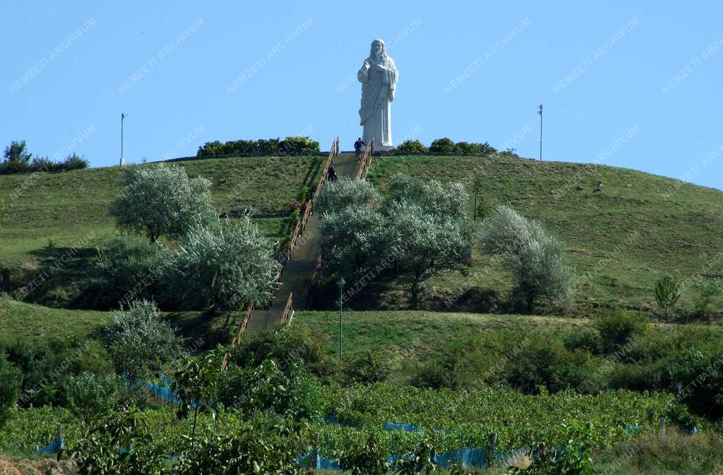 Köztéri szobor - Tarcal - Áldó Jézus szobra a dombtetőn