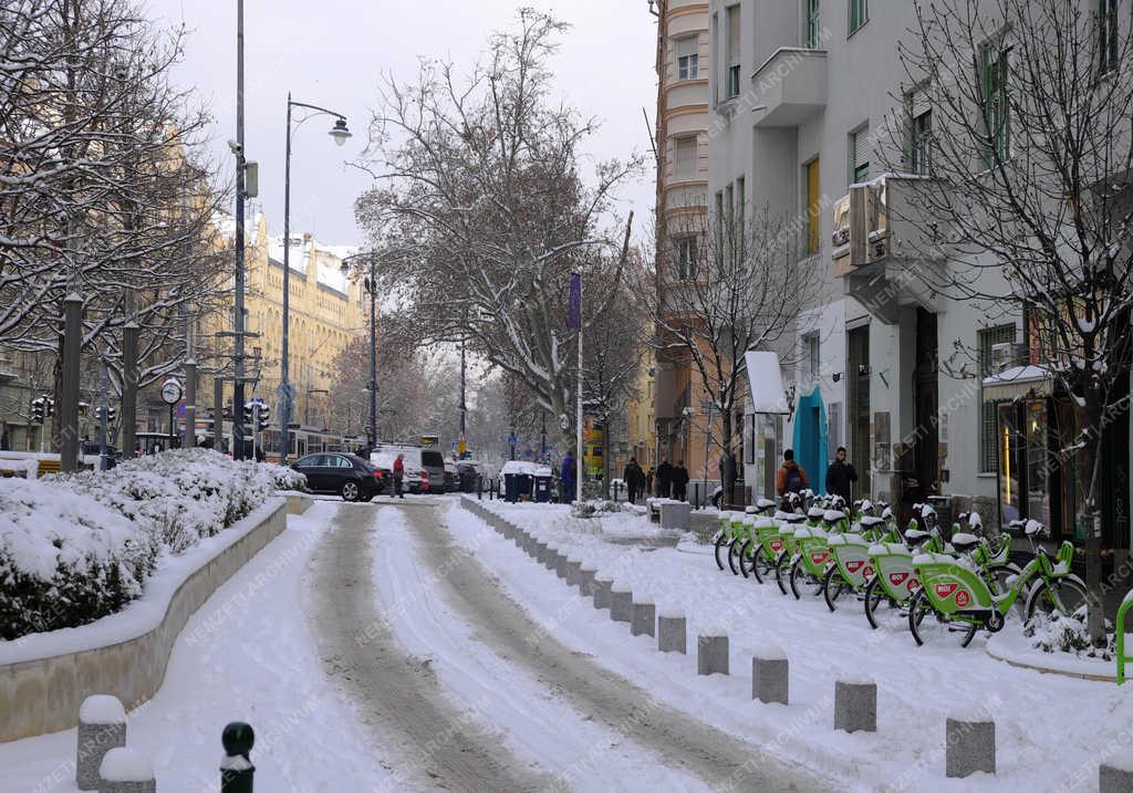 Időjárás - Budapest - Behavazott MOL Bubi bérkerékpárok