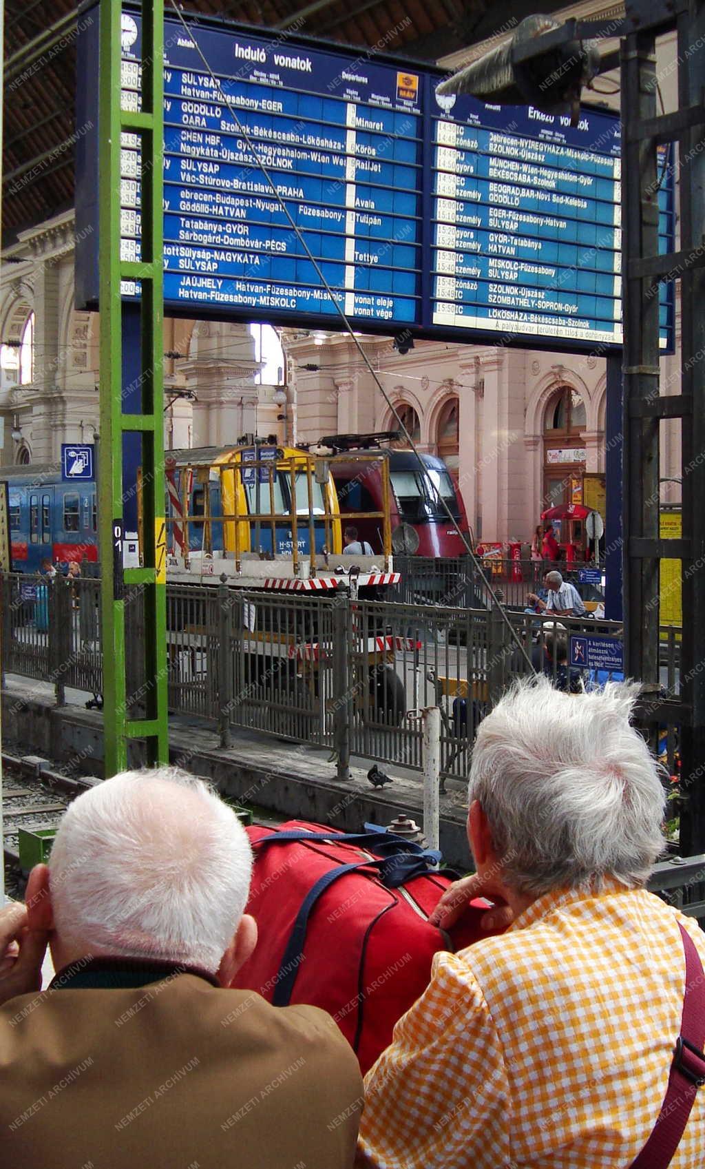 Közlekedés - Budapest - Információs tábla a Keleti pályaudvaron