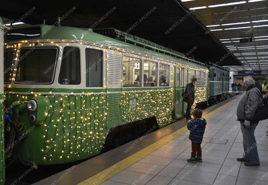 Közlekedés - Budapest - Karácsonyi fényfüzérrel feldíszített HÉV