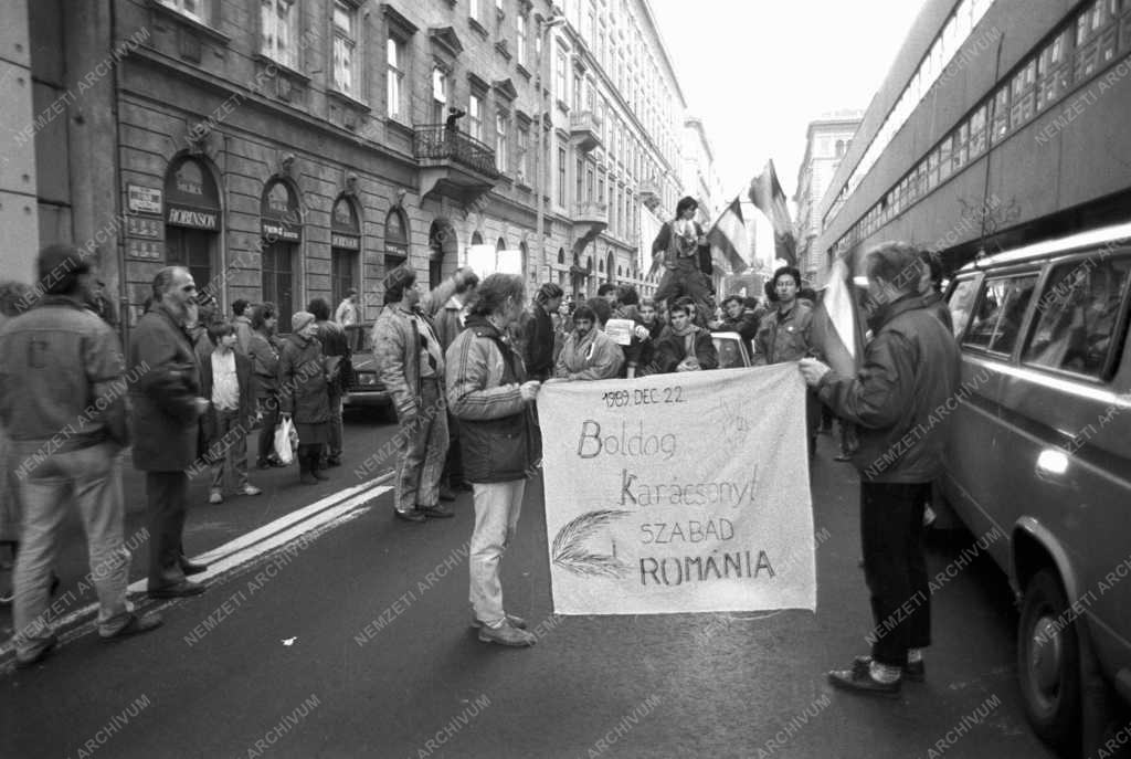 Tüntetés - Szimpátiatüntetés a román események miatt