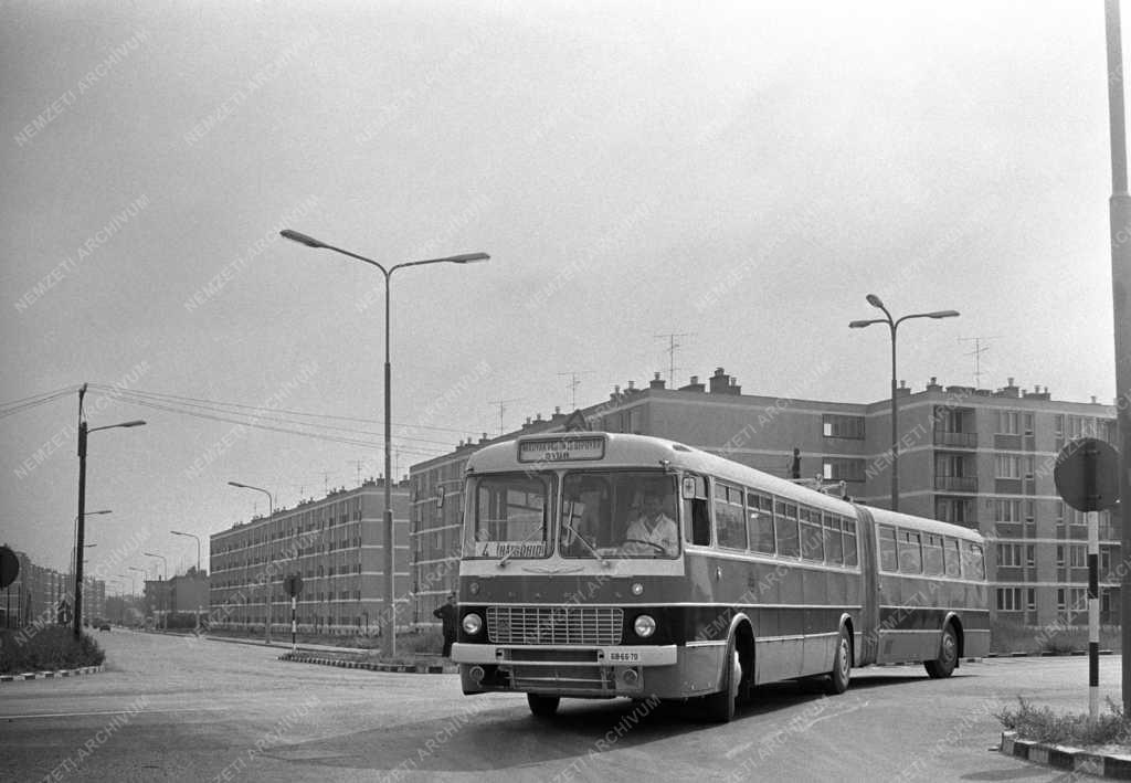 Közlekedés - Személyszállítás - Dolgozói járat a győri vagongyárban