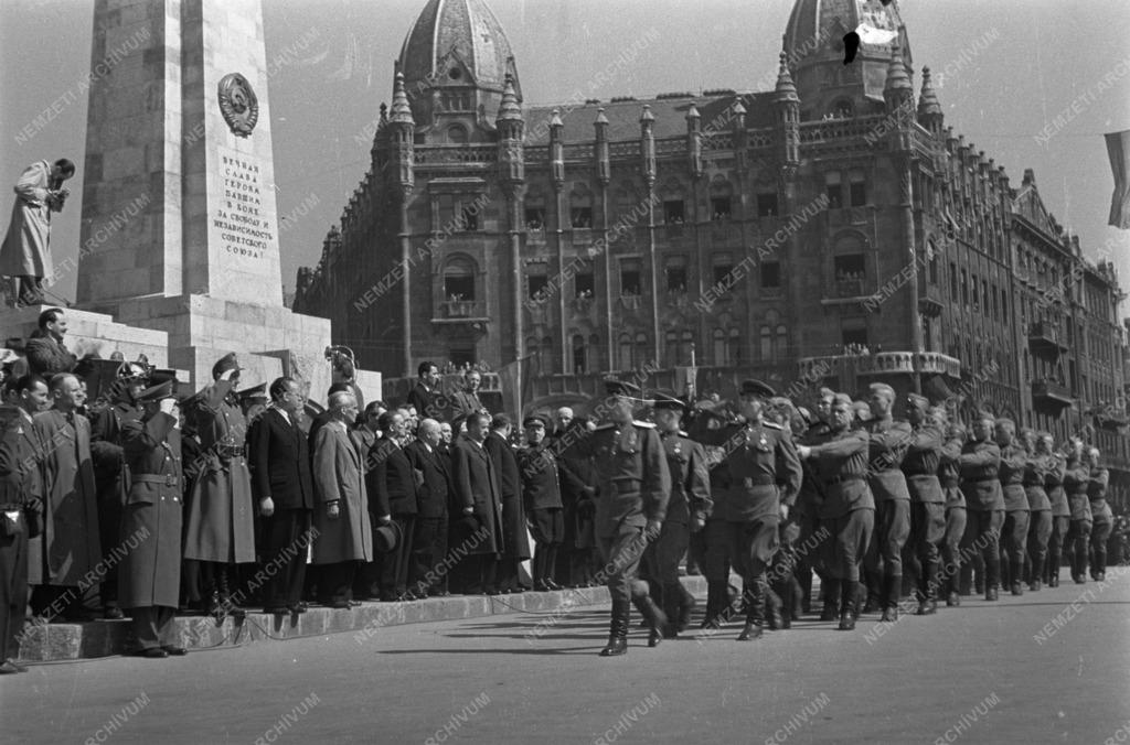 A FELSZAB. ÉVFORD Szabadság tér