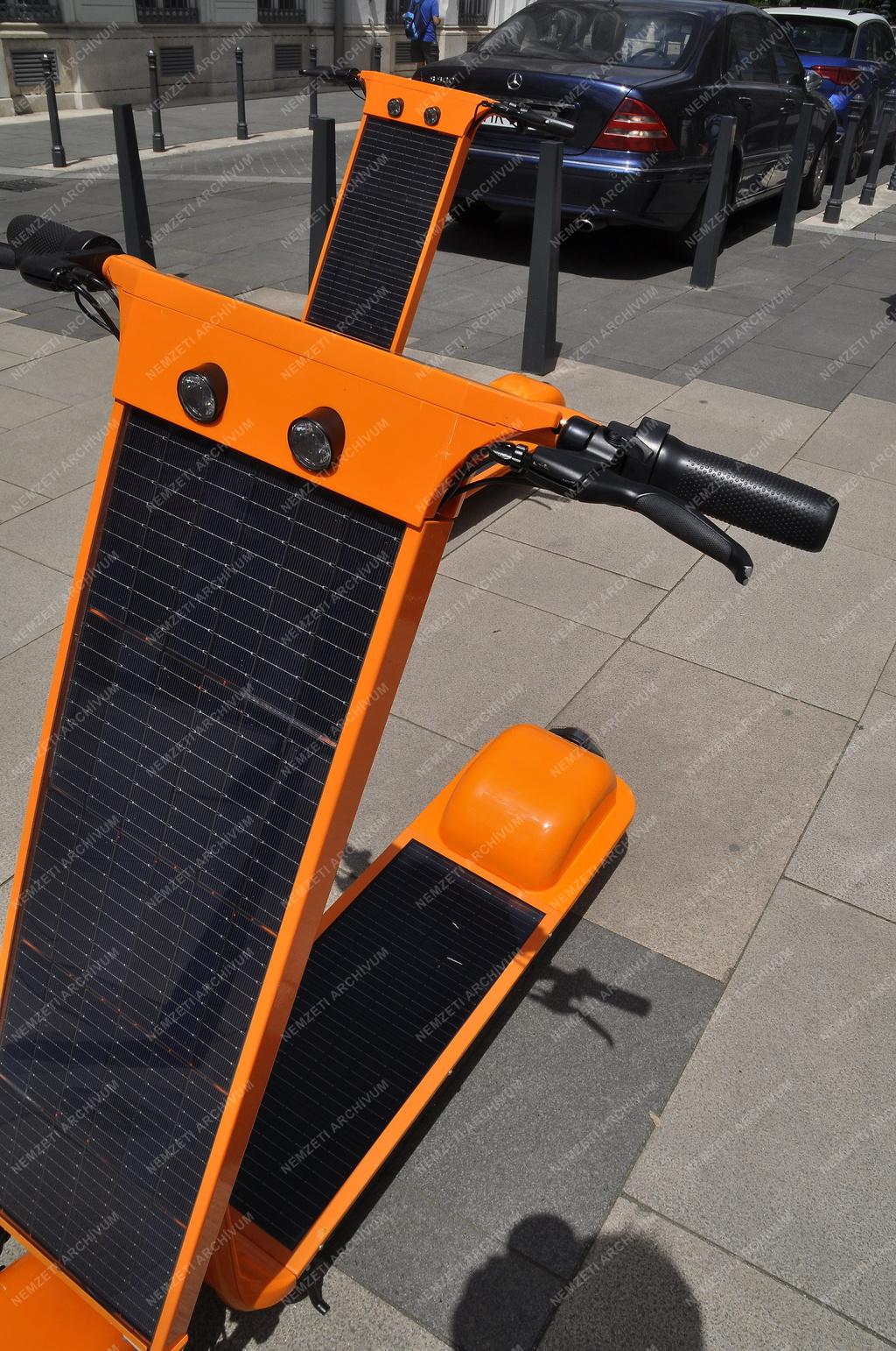 Közlekedés - Budapest - Napelemes e-roller 