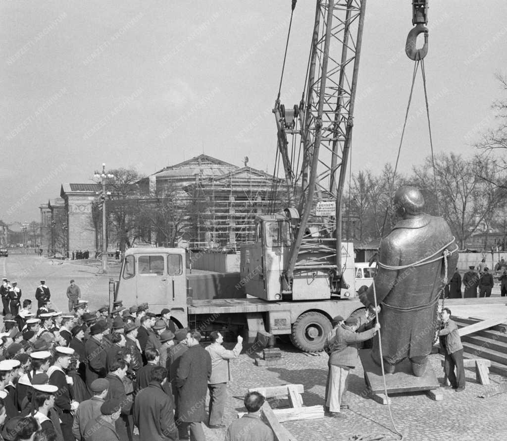 Városkép - Kultúra - Talapzatára emelik Lenin szobrát a Felvonulási térnél