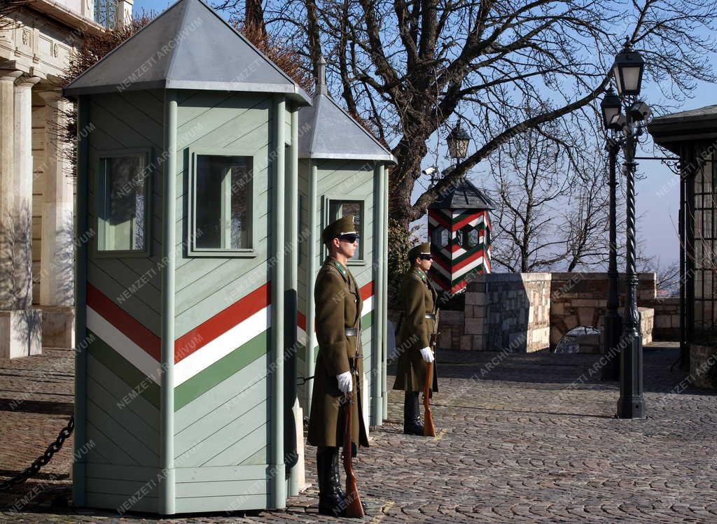 Államfői hivatal - Budapest - Díszőrség a Sándor-palotánál