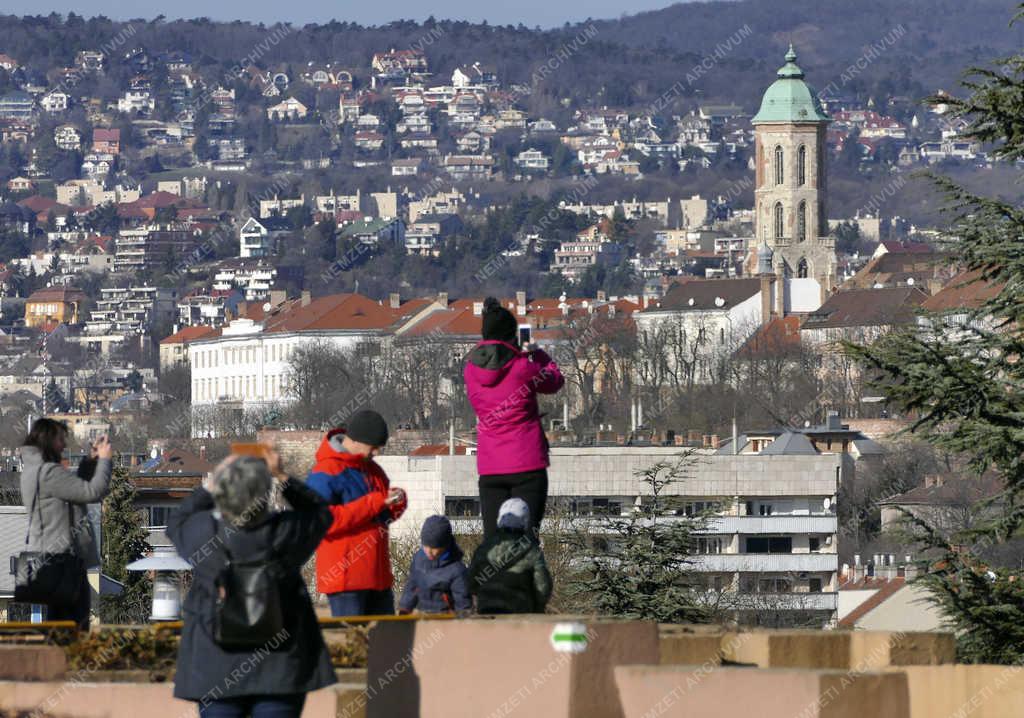 Városkép - Budapest - Turisták a Gellért-hegyen