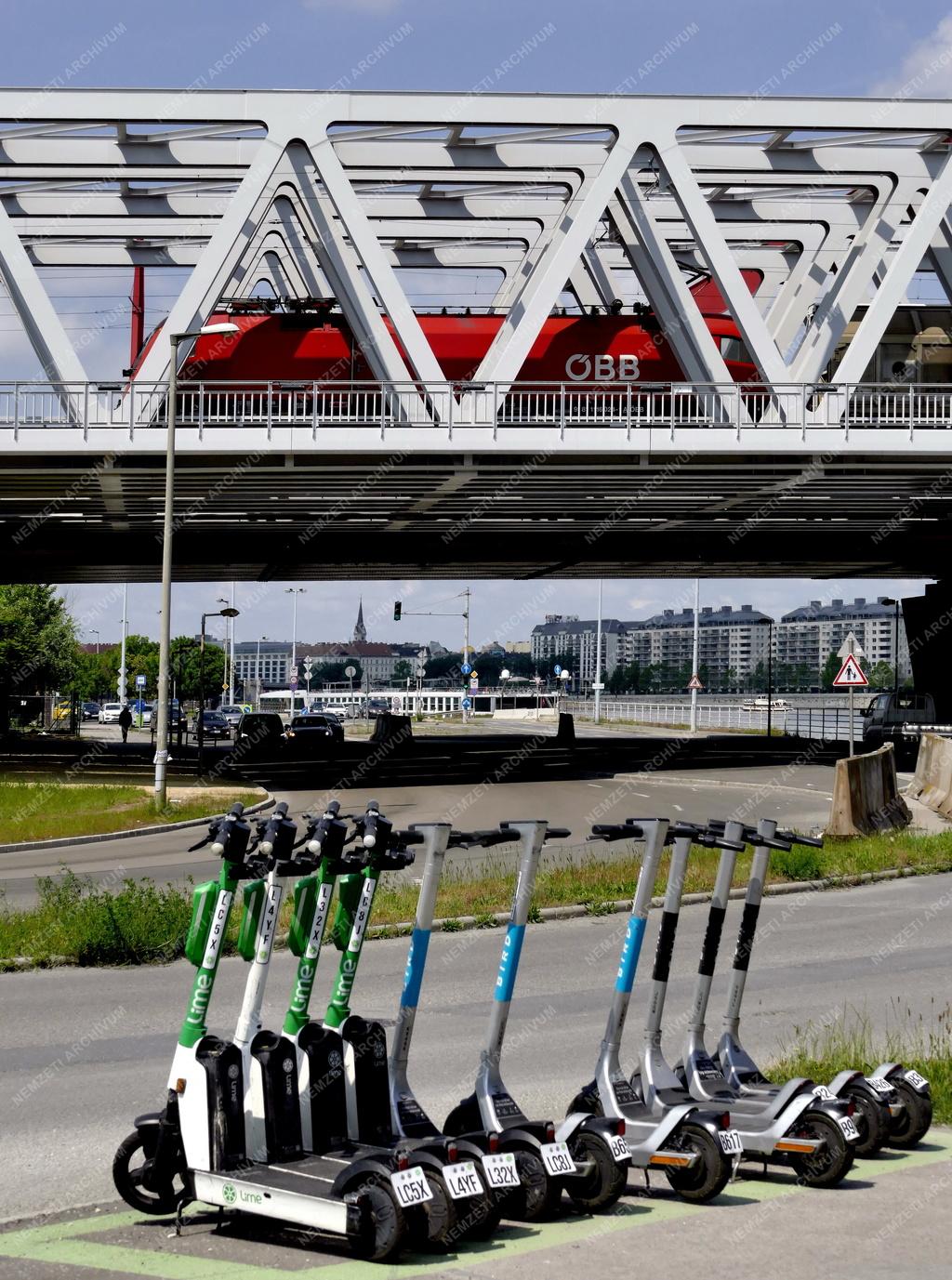 Közlekedés - Budapest - E-rollerek a Kopaszi-gátnál