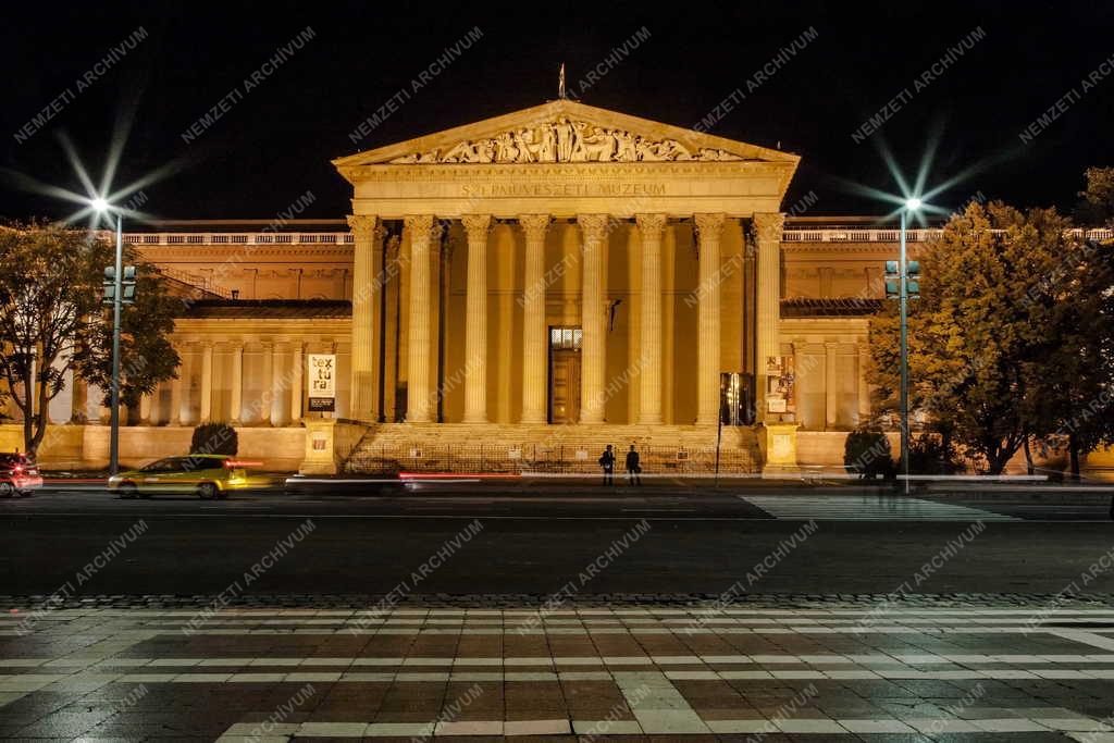 Épület - Budapest - A Szépművészeti Múzeum esti kivilágításban