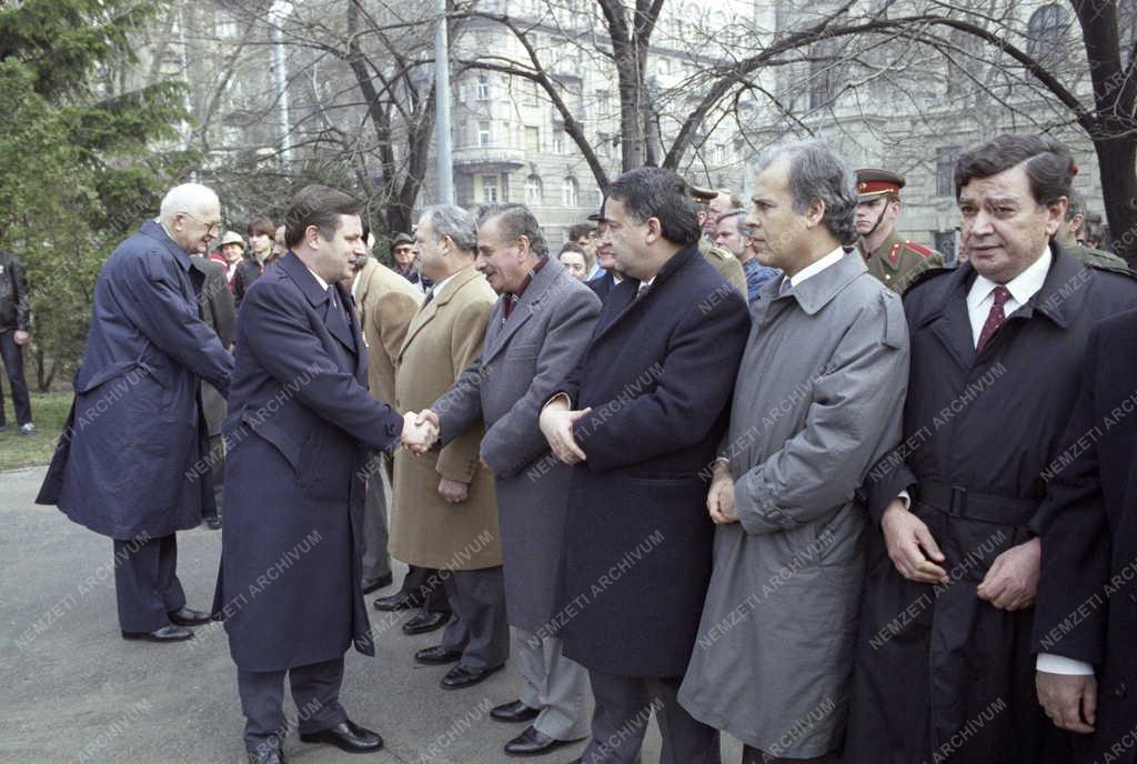 Belpolitika - Nemzeti ünnep - Koszorúzás a Kossuth-szobornál