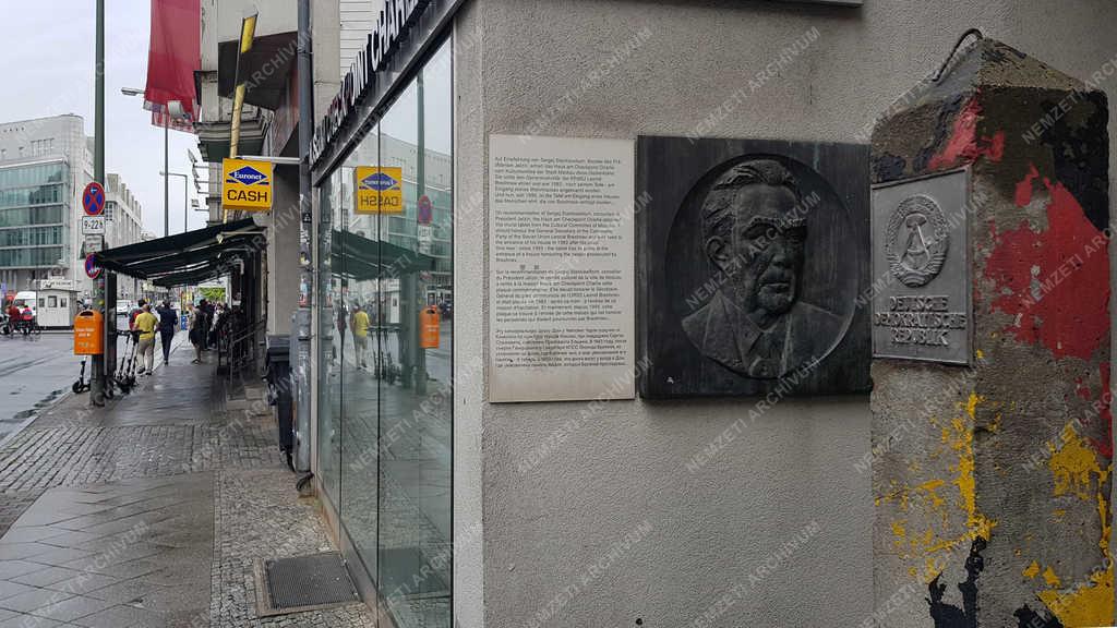 Történelmi emlékhely - Berlin - Checkpoint Charlie