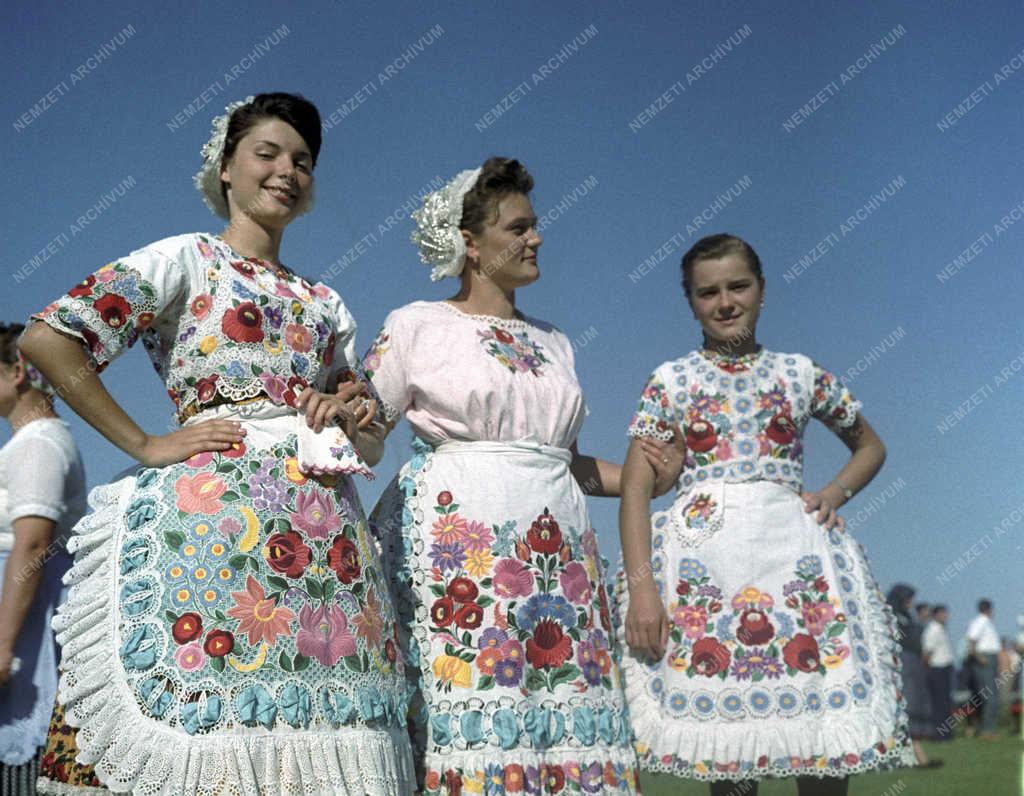 Folklór - Kalocsai népviselet Drágszélen