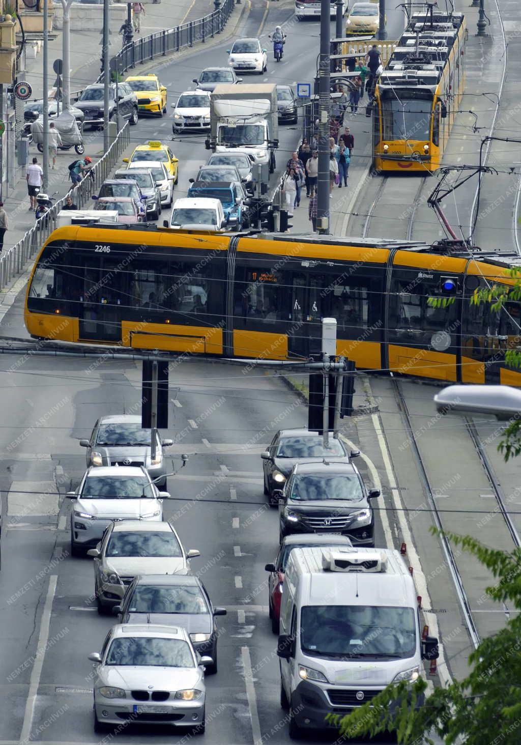 Városkép - Budapest - Járműforgalom a Margit hídnál