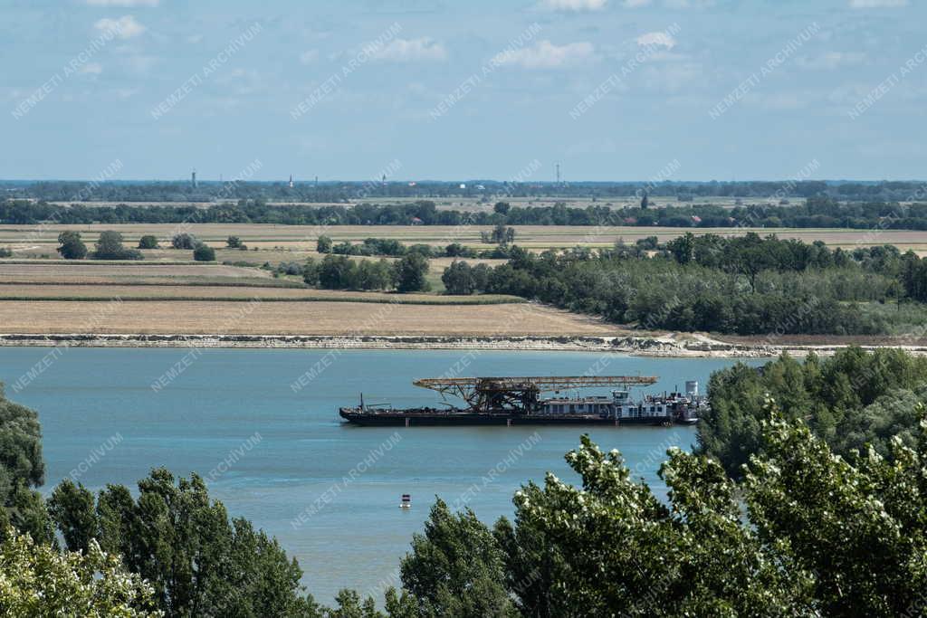 Tájkép - Közlekedés - Uszály a Dunán Dunaújvárosnál