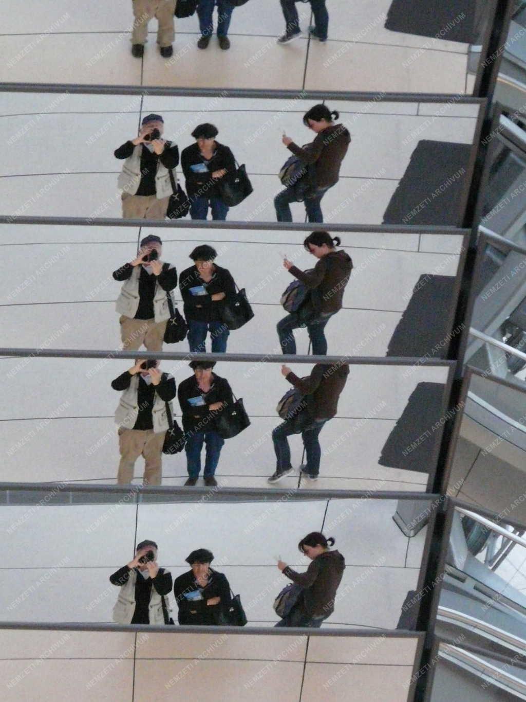 Berlin - A Bundestag kupolájának tükörelemei