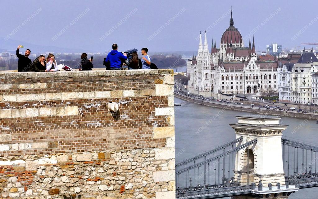 Városkép - Budapest - Turisták a Budai Várban