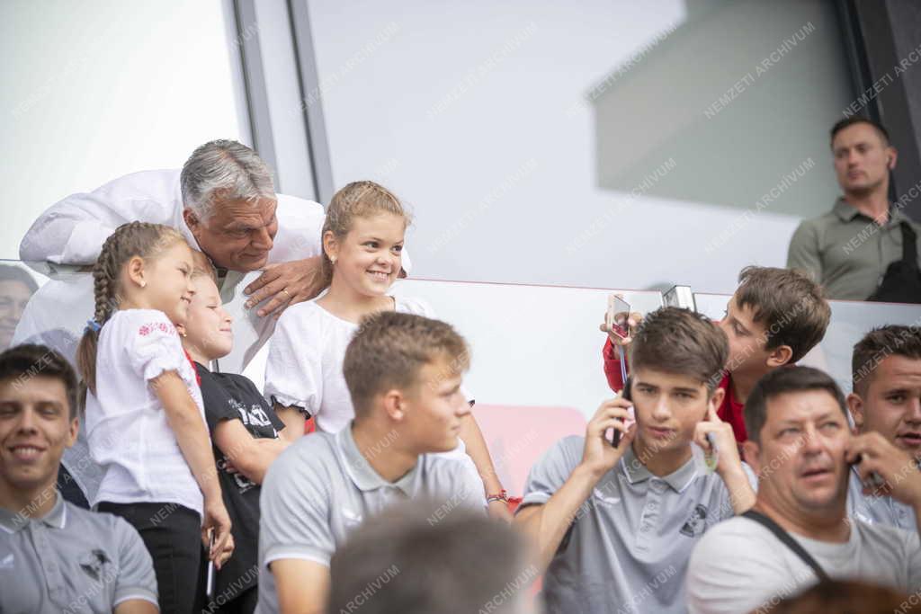 Orbán Viktor a csíkszeredai stadion klubház- és lelátóavató ünnepségén