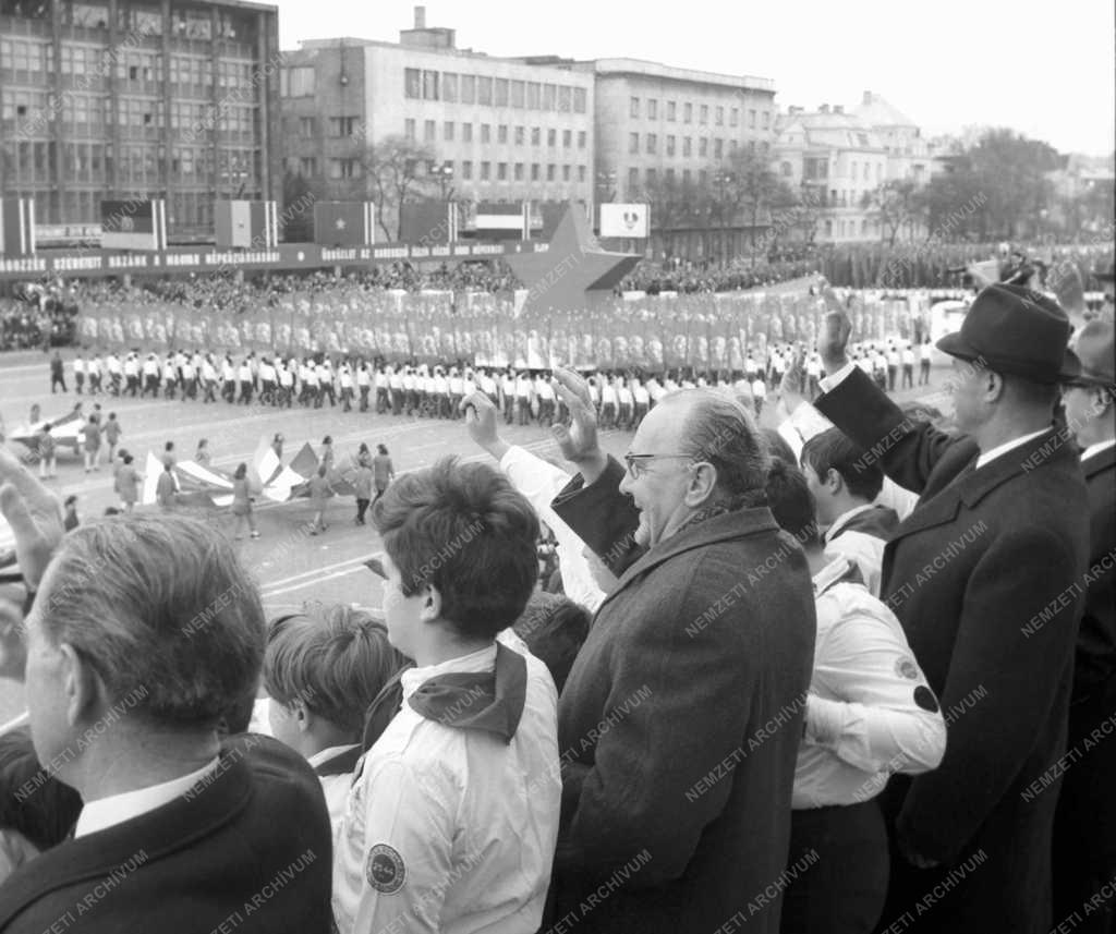 Belpolitika - Május elseje