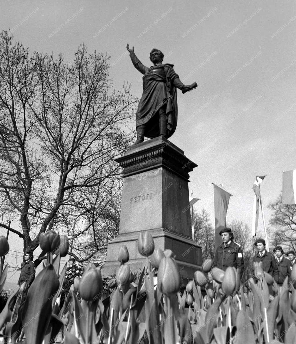 Kultúra - Koszorúzási ünnepség a Petőfi szobornál
