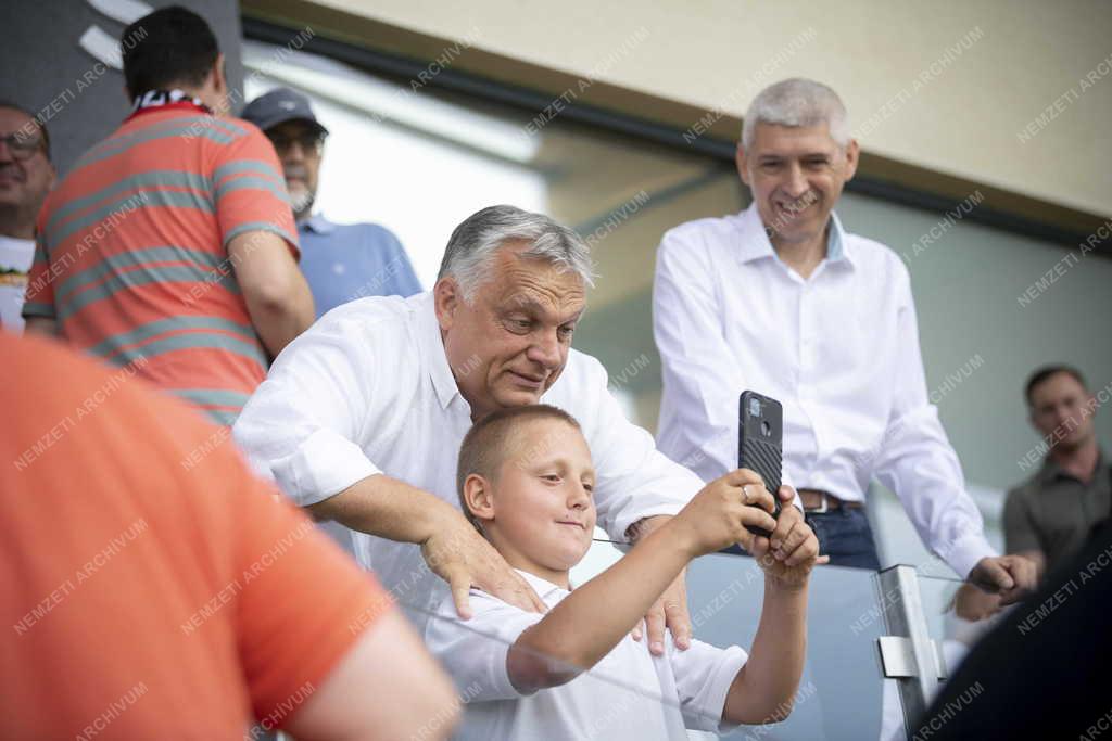 Orbán Viktor a csíkszeredai stadion klubház- és lelátóavató ünnepségén