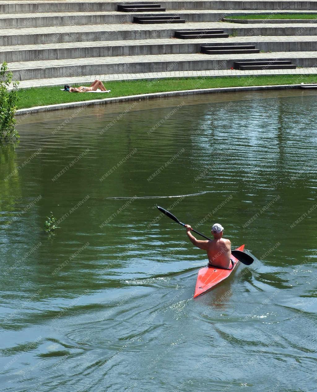 Szabadidő - Budapest - Kajakos sportoló a Lágymányosi-öbölben