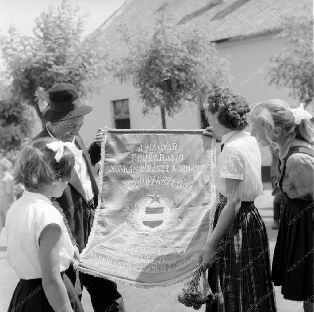 Kitüntetés - Vándorzászló a Vörös Csillag termelőszövetkezetnek