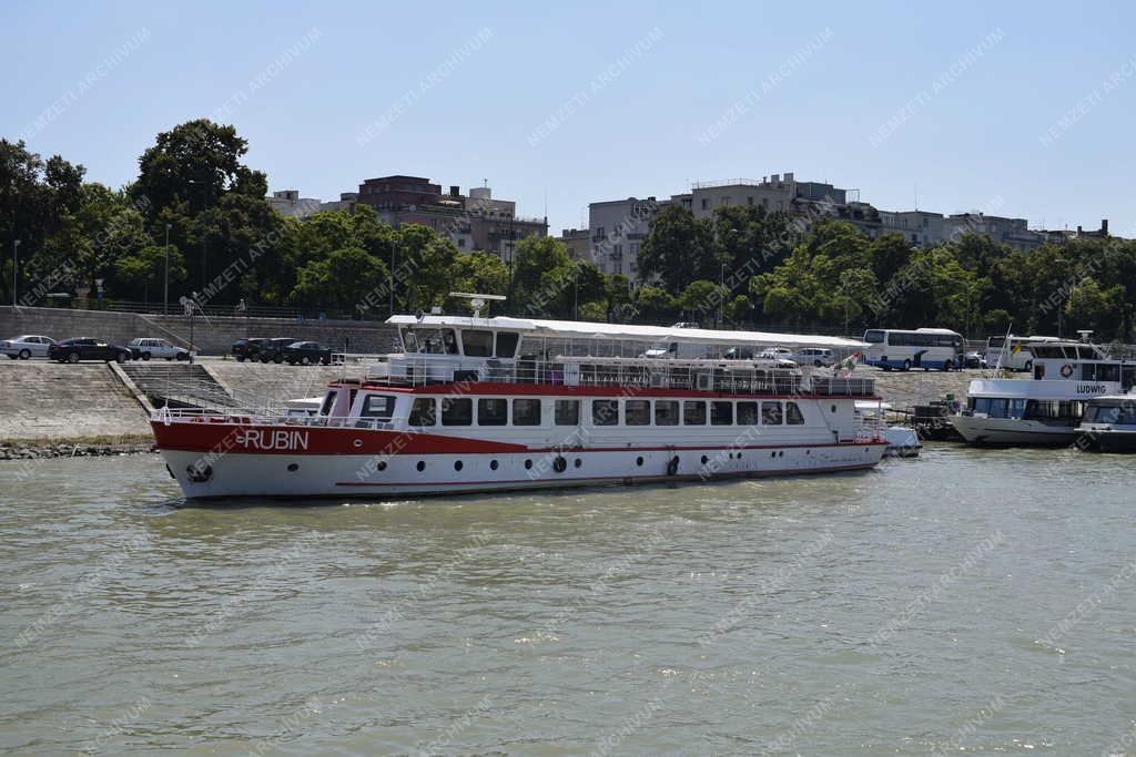 Vízi közlekedés - Budapest - Sétahajó