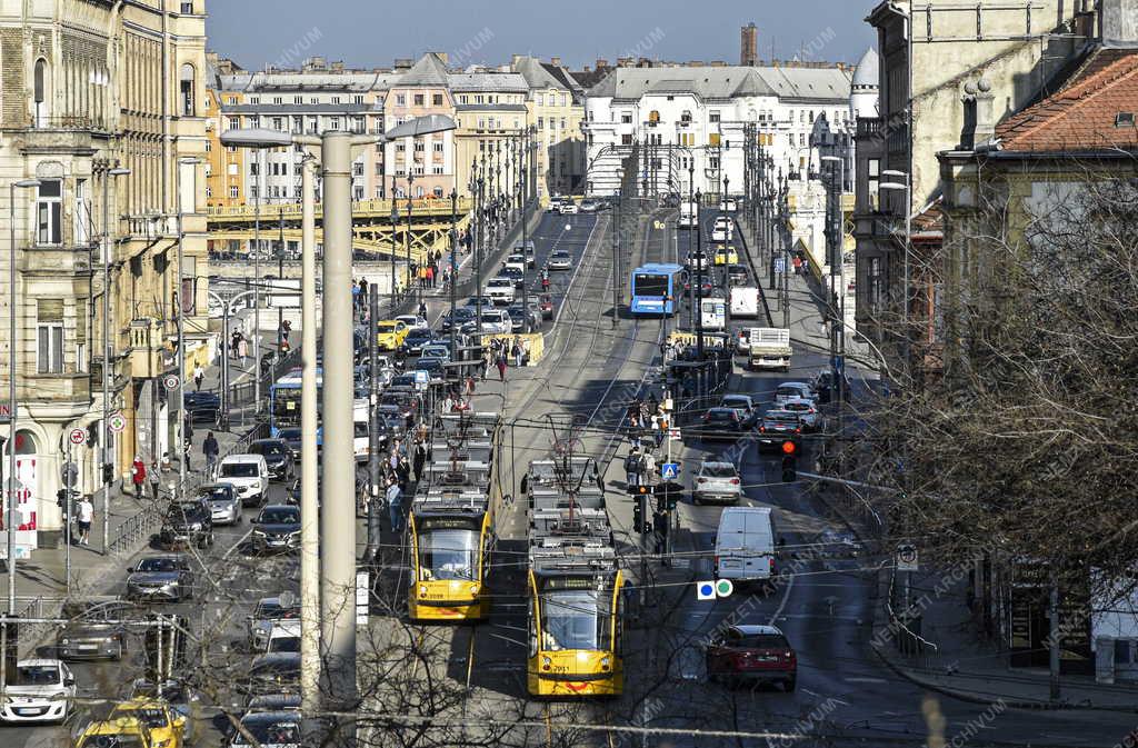 Közlekedés - Budapest - Forgalom a Margit hídon és Margit körúton