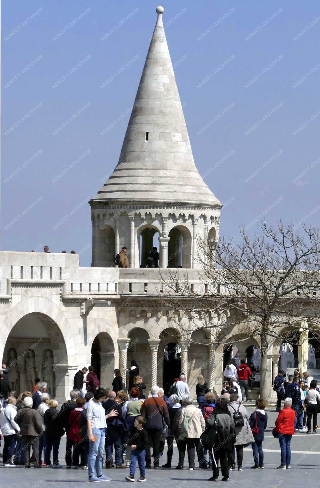 Idegenforgalom - Budapest - Turisták a Budai Várban