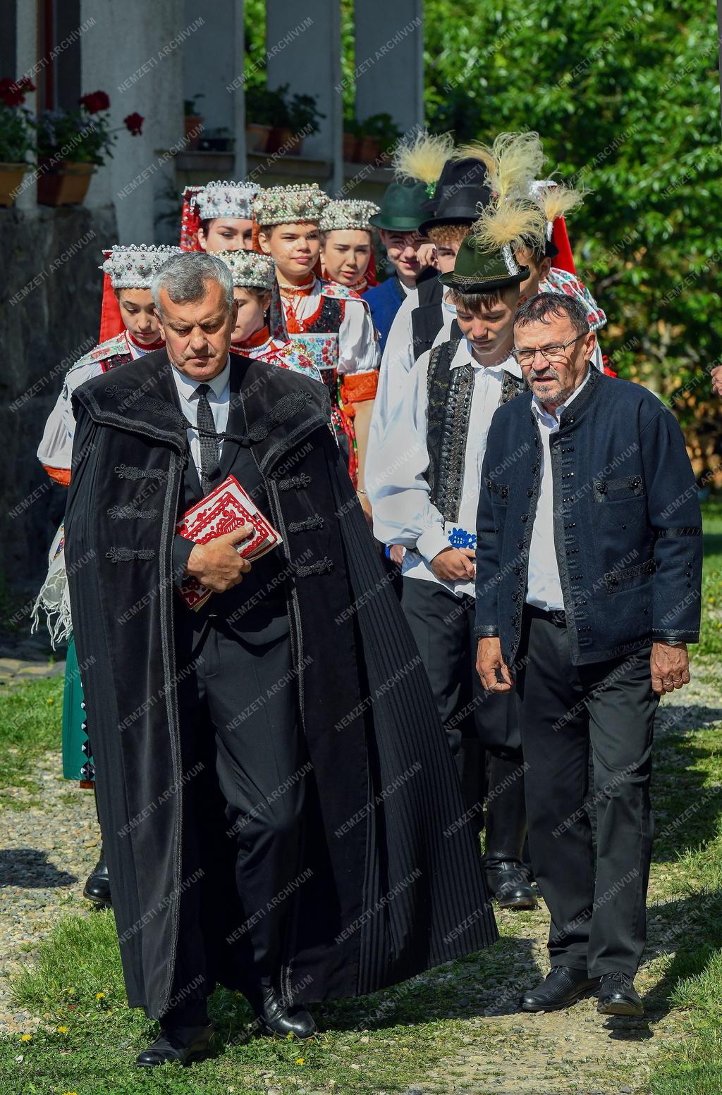 Vallás - Néphagyomány - Konfirmáció Erdélyben