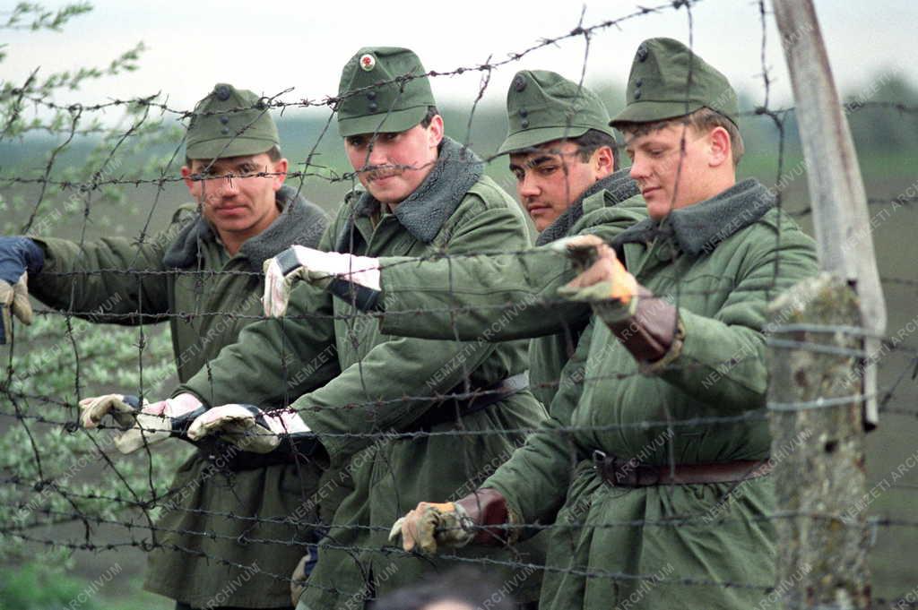 Külpolitika - Határőrség - Megkezdődött a vasfüggöny bontása