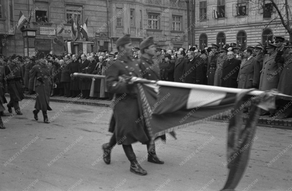 A VI. honvéd gyaloghadosztály eskütétele Pécsett