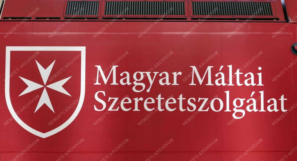 Közlekedés - Budapest - Szeretetszolgálat jelképe MÁV-mozdonyon