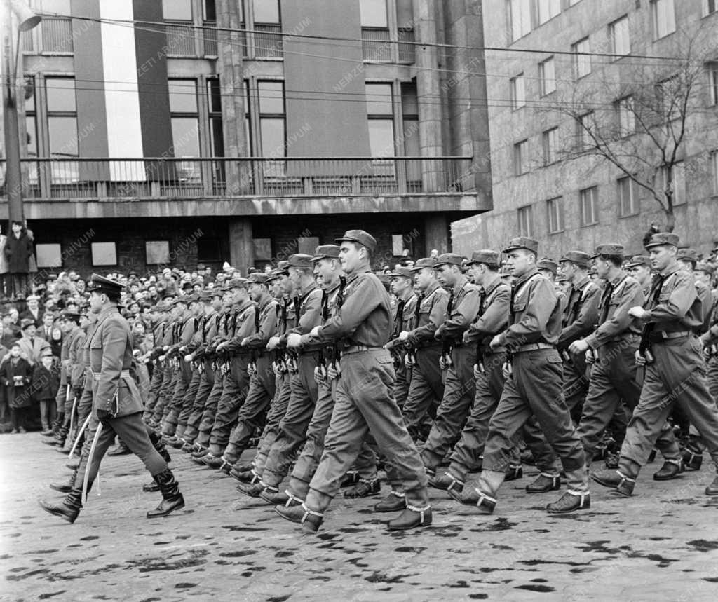 Ünnep - Katonai díszszemle a felszabadulás évfordulóján