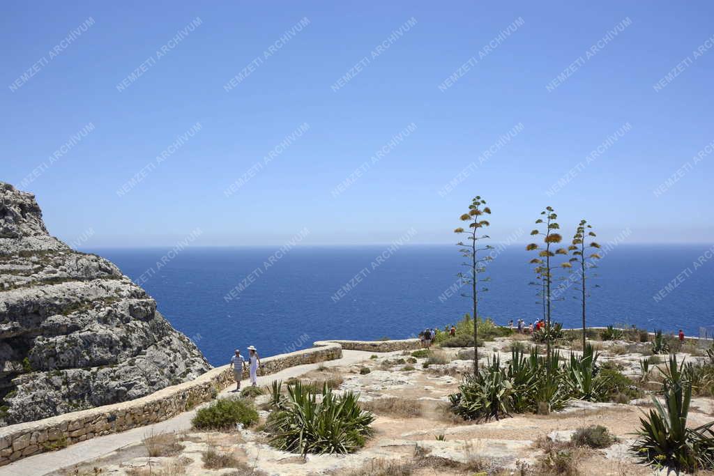 Idegenforgalom - Wied iz-Zurrieq - Kilátó a Kék Barlang felett