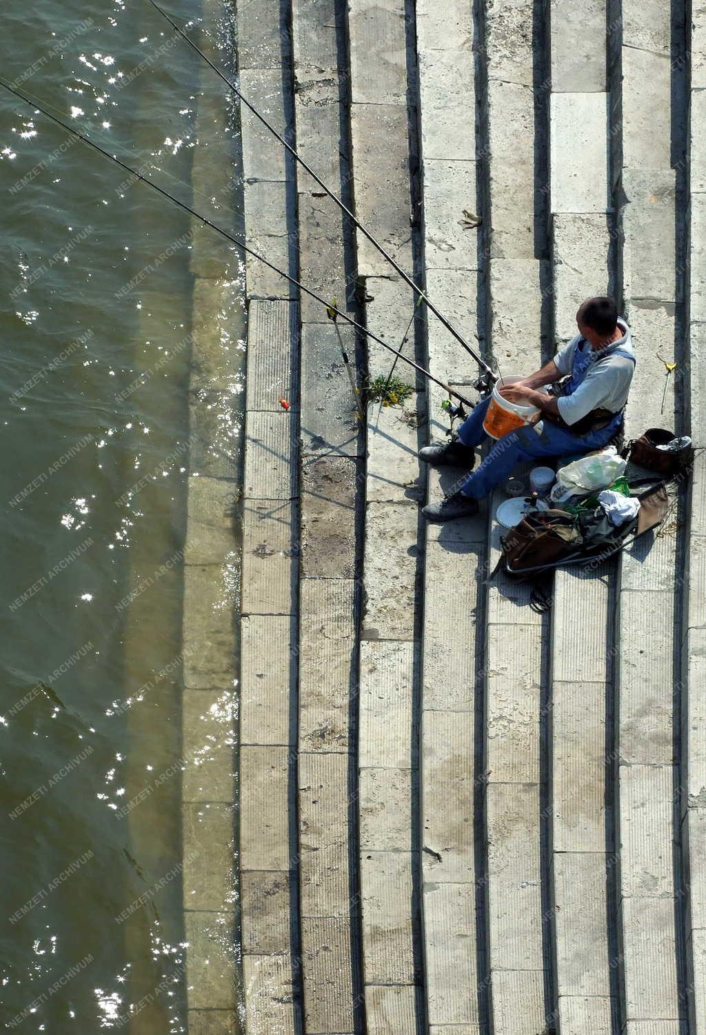 Szabadidő - Budapest - Sporthorgász az Erzsébet hídnál