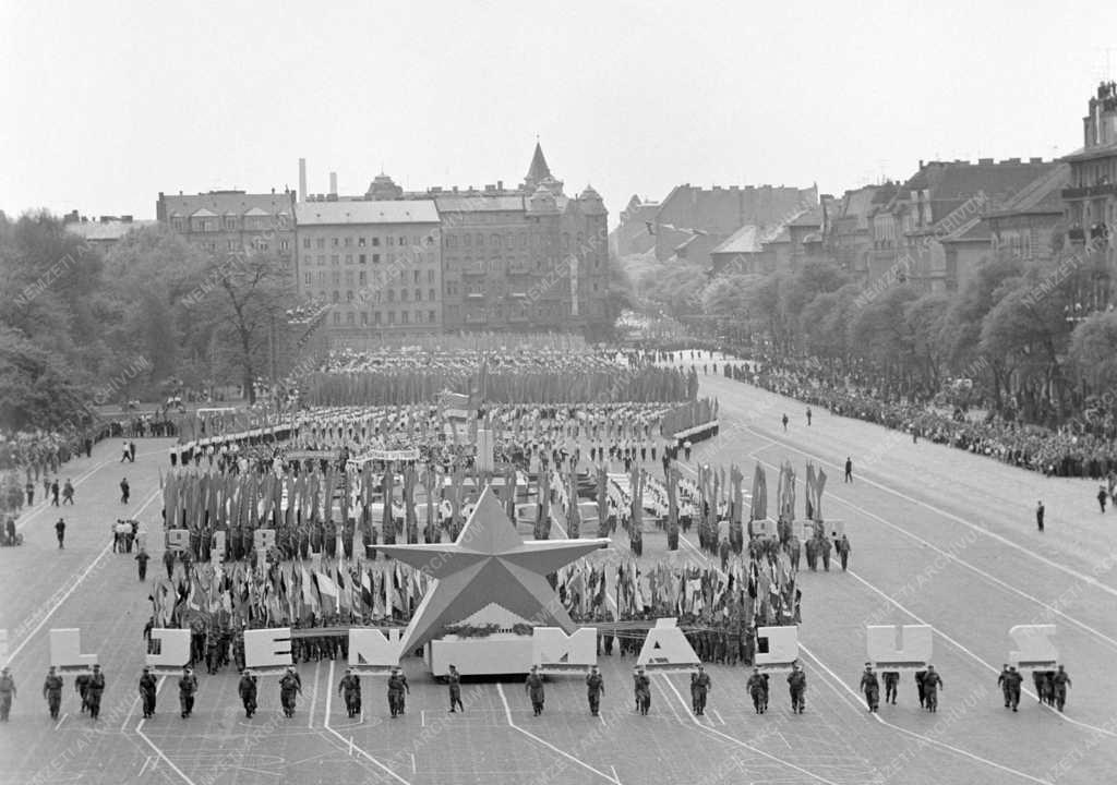 Történelem - Ünnep - Május elsejei felvonulás