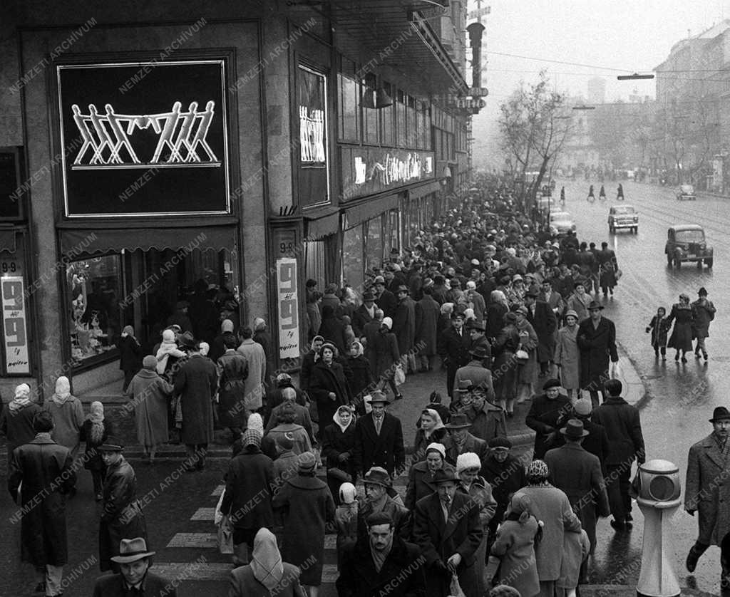 A szerző válogatása - Aranyvasárnapi forgalom