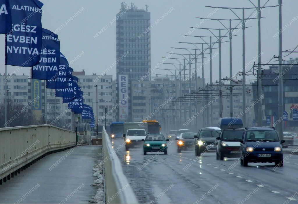 Közlekedés - Budapest - Reggeli járműforgalom az Árpád hídon