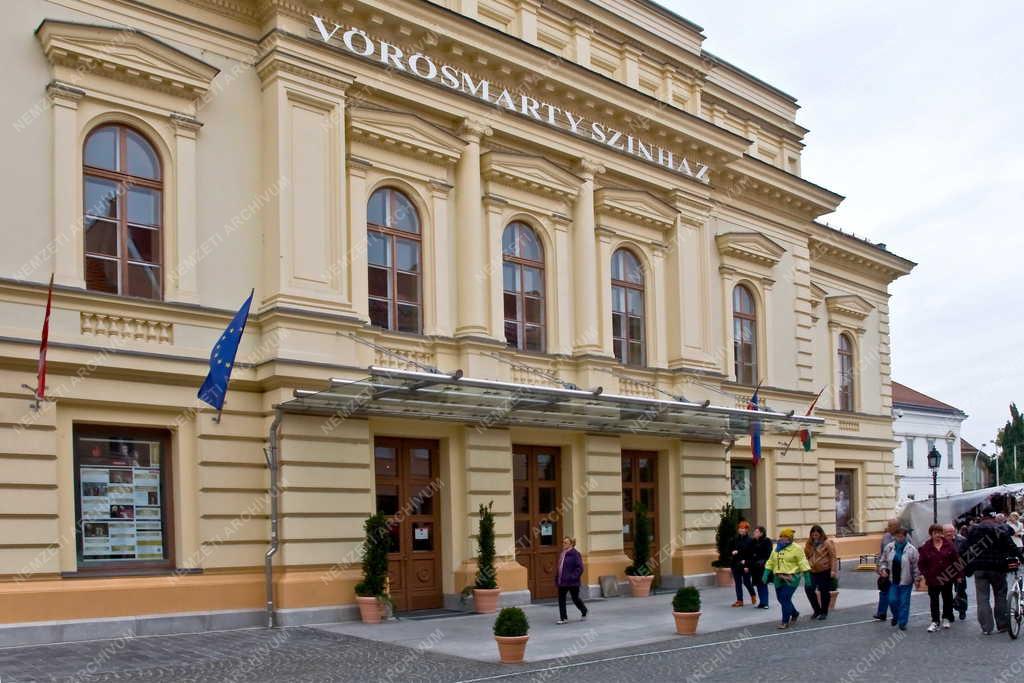 Városkép - Székesfehérvár - Turisták a Vörösmarty Színház előtt