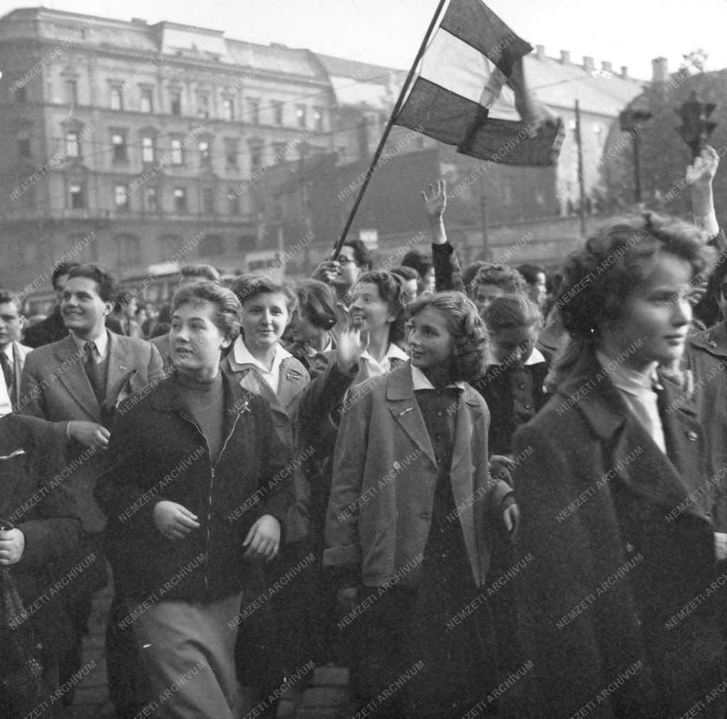 Ötvenhat emléke - Tüntetők a Tanács körúton