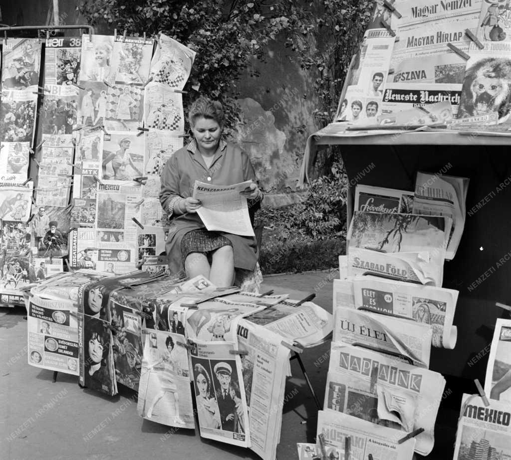 Kultúra - Olvasó emberek a budapesti utcákon