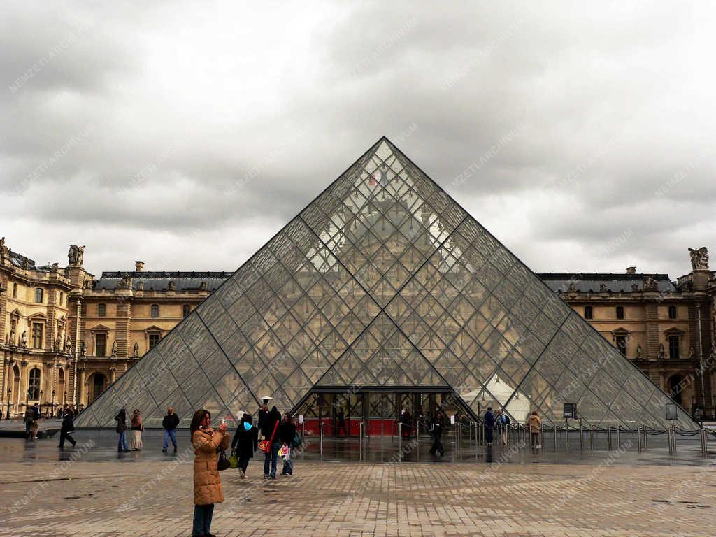 Párizs - Louvre üvegpiramis